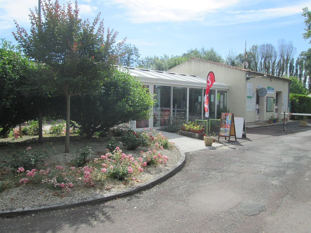 Saint-Jean-dʼAngély Camping Val De Boutonne酒店 外观 照片