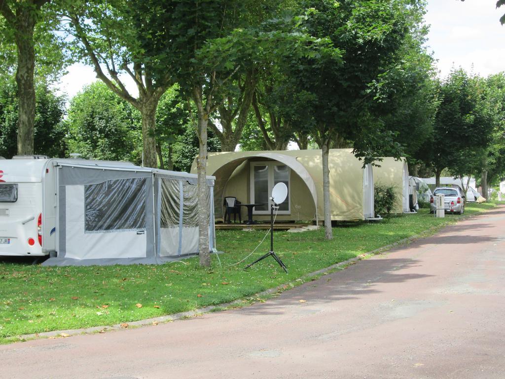 Saint-Jean-dʼAngély Camping Val De Boutonne酒店 外观 照片